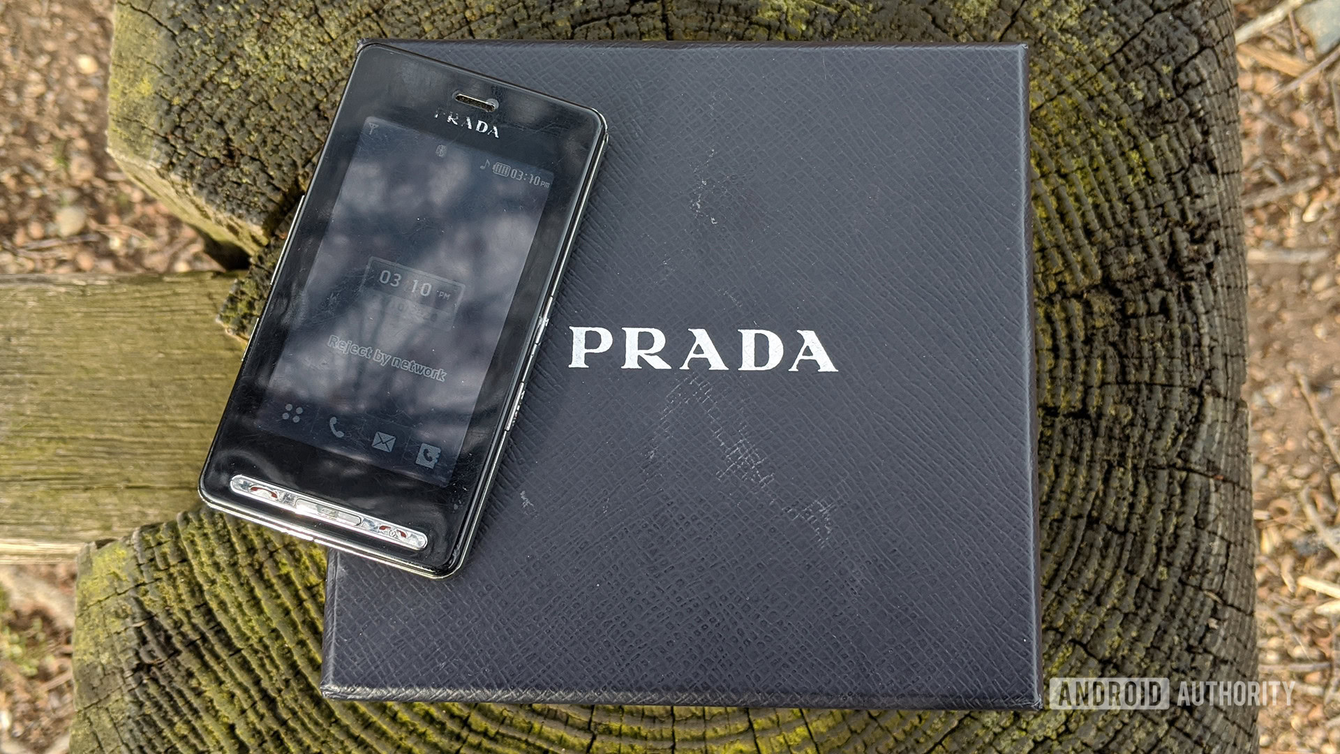 LG Prada KE850 On Top Of Prada Box