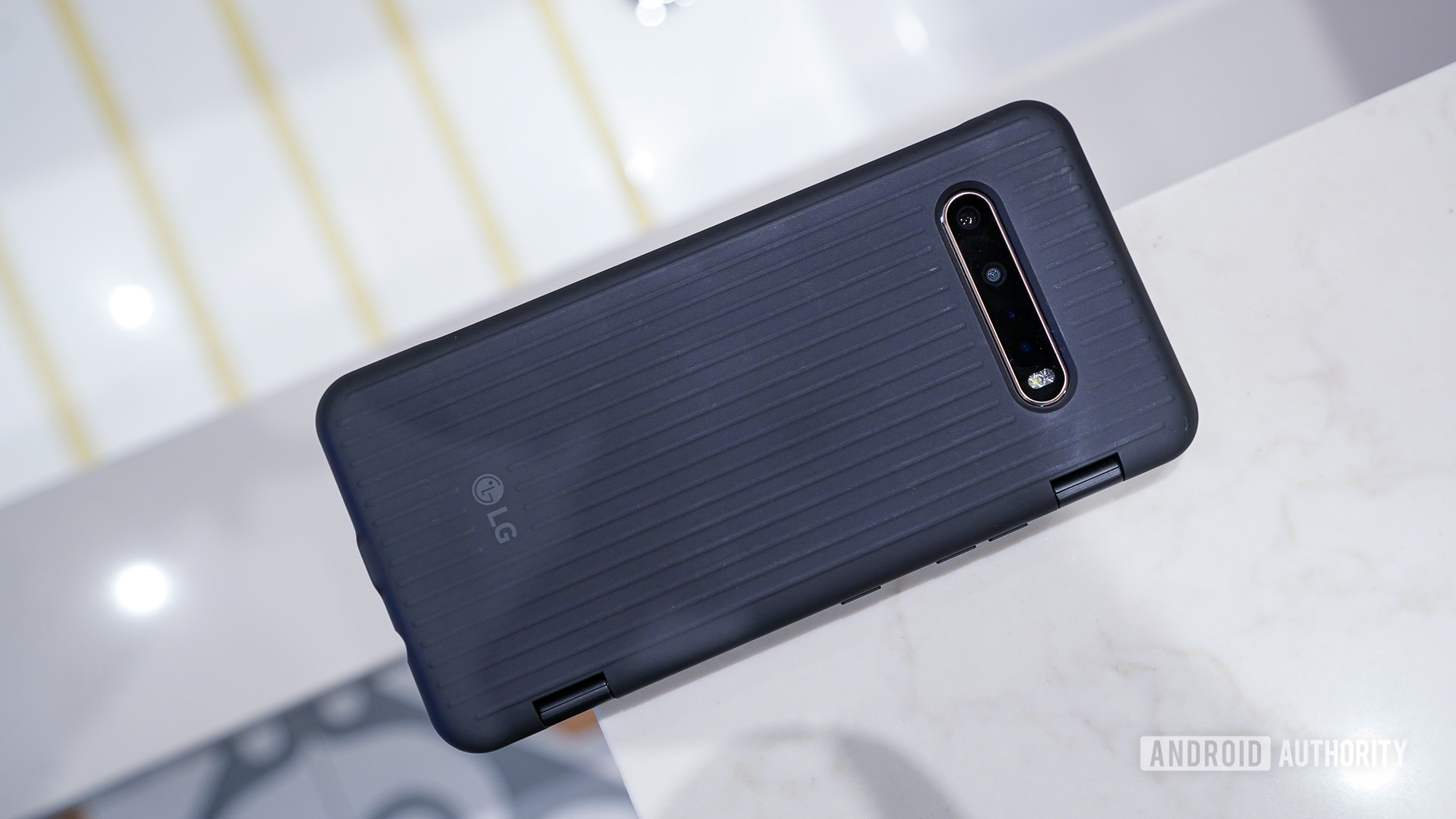 LG V60 ThinQ 5G in the dual display