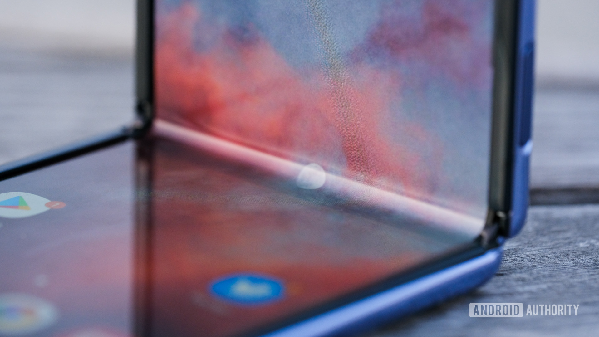 Samsung Galaxy Z Flip crease macro
