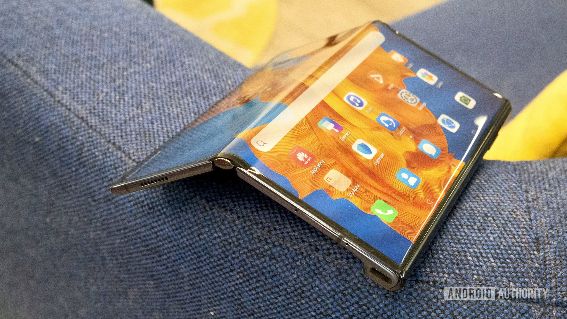 A new HUAWEI foldable phone patent suggests a different design than the Mate XS.