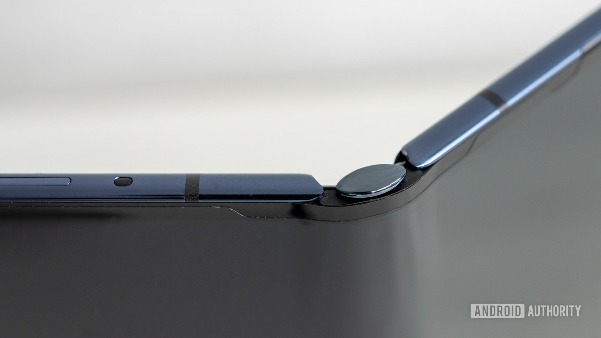 Huawei Mate Xs review hinge cap
