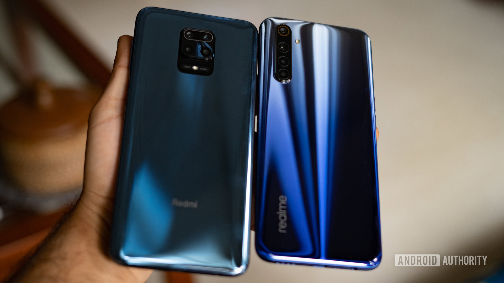 Redmi Note 9 Pro vs realme 6 in hand for size