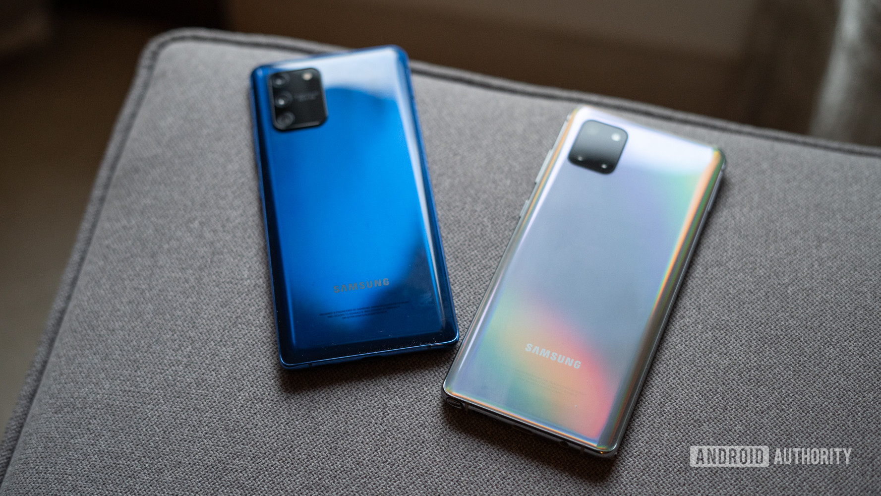 Samsung Galaxy S10 Lite vs Note 10 Lite showing different gradients