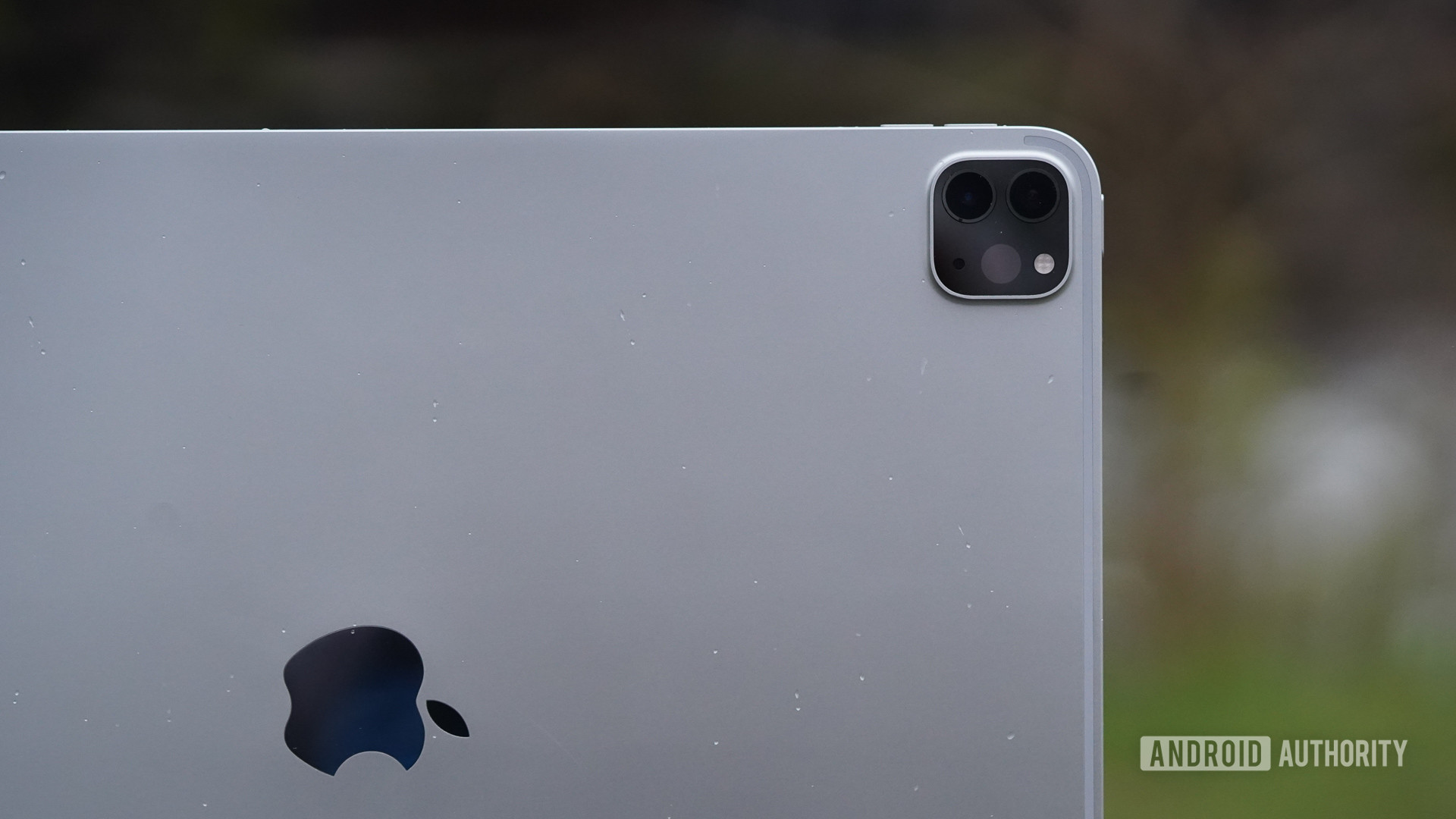 Apple iPad Pro 2020 logo and camera