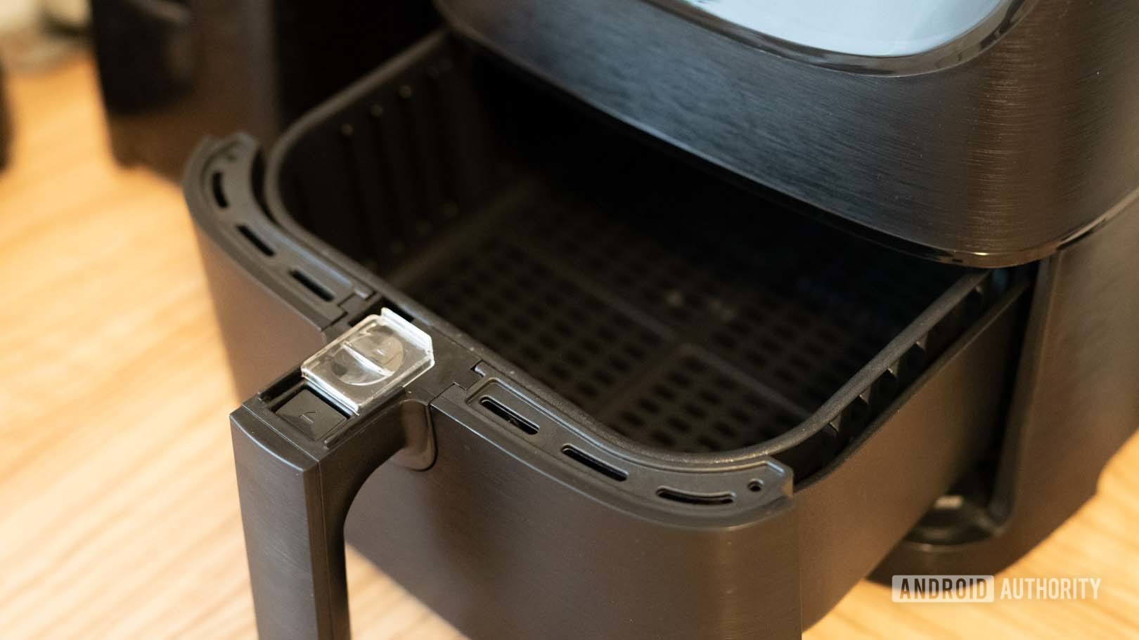 Cosori Smart Air Fryer fryer tray open 1