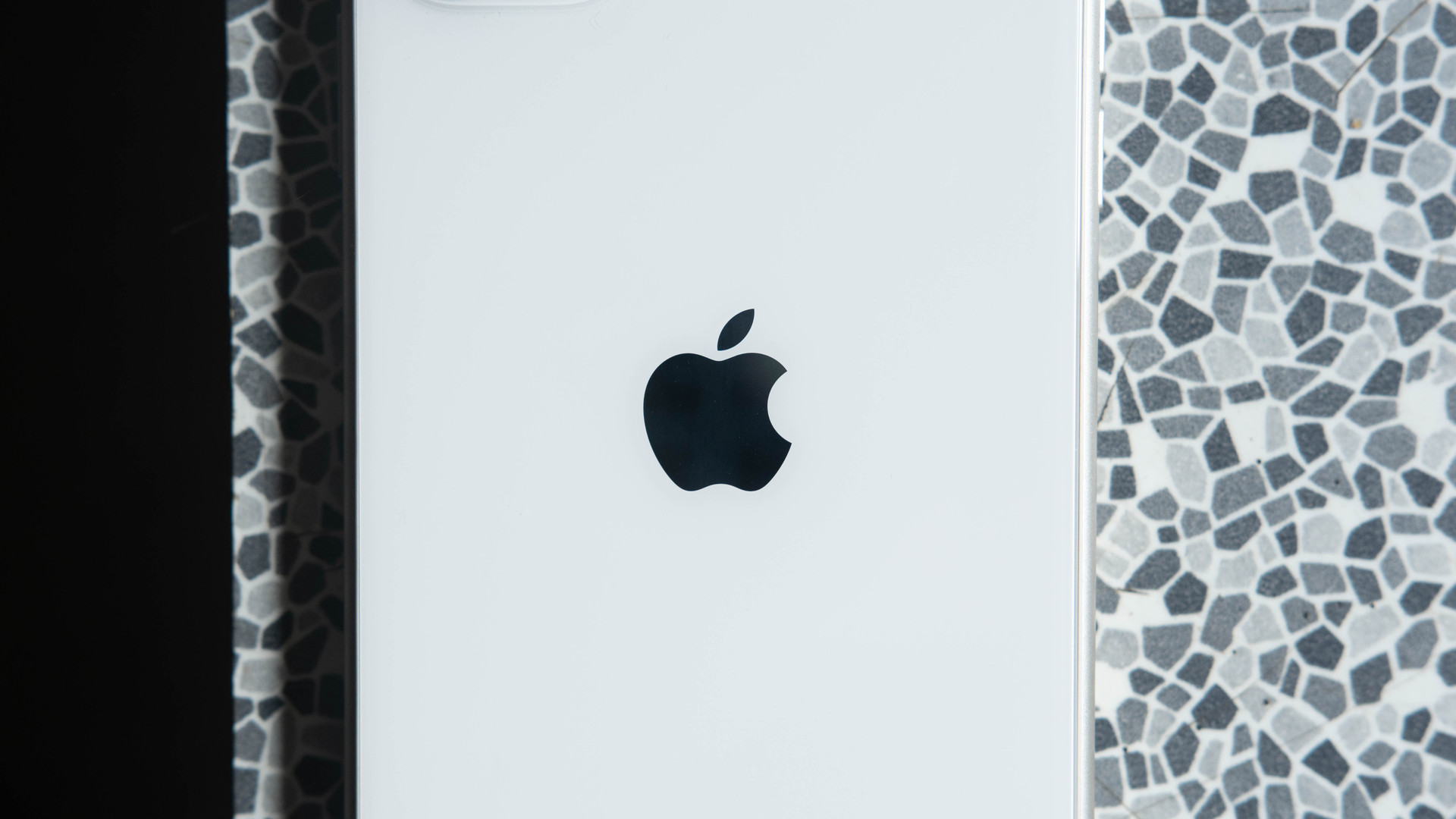 Logotipo de Apple lejano en el iPhone