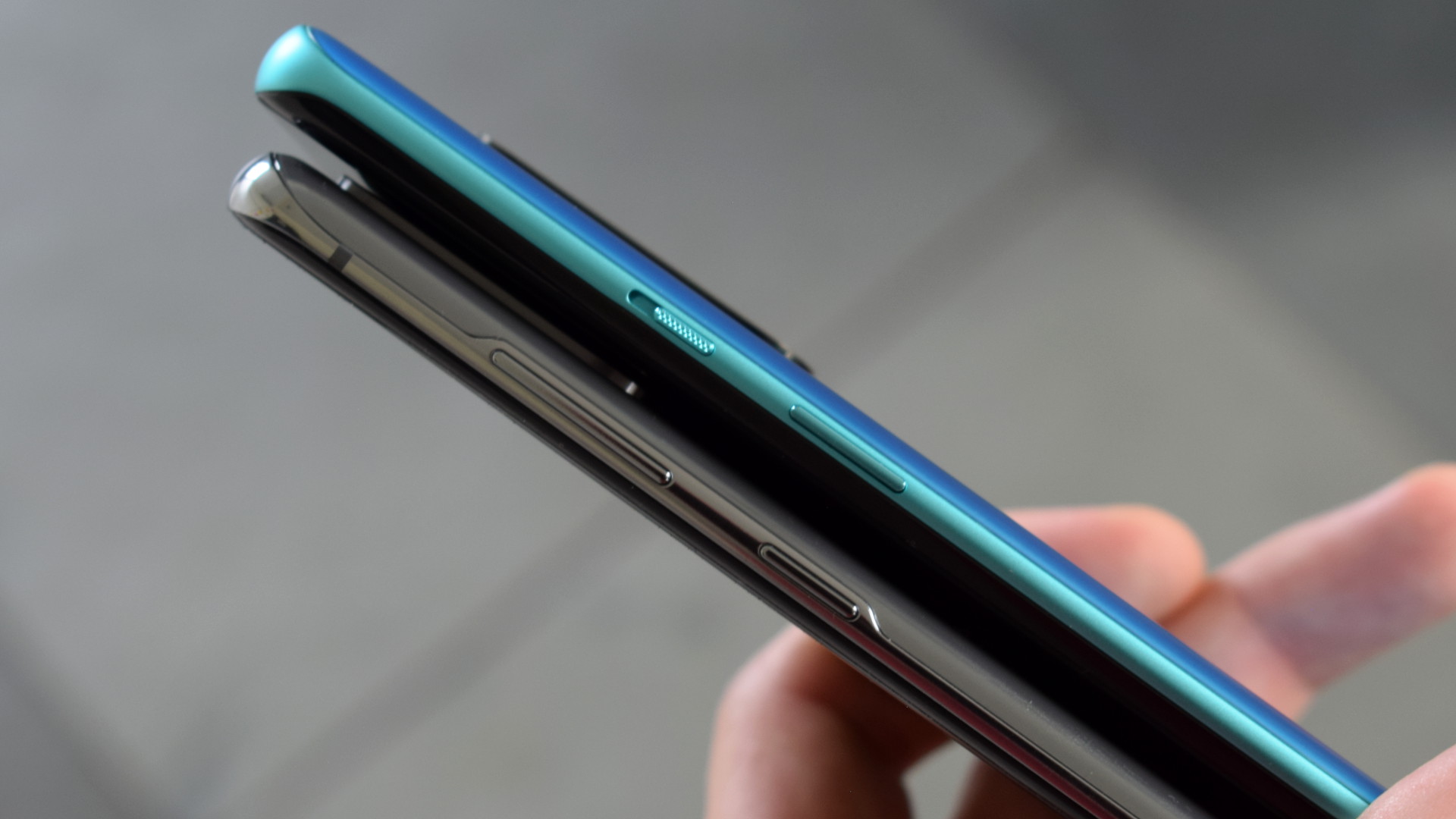 OnePlus 8 Pro vs Samsung Galaxy S20 Plus Buttons