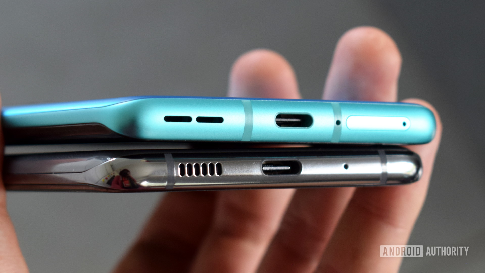 OnePlus 8 Pro vs Samsung Galaxy S20 Plus USB C