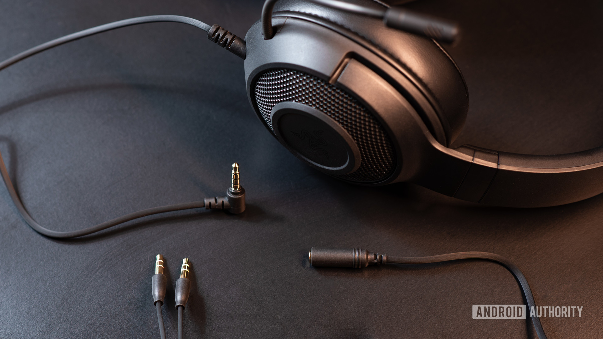 Una imagen de los cables de los auriculares para juegos con cable Razer Kraken X.