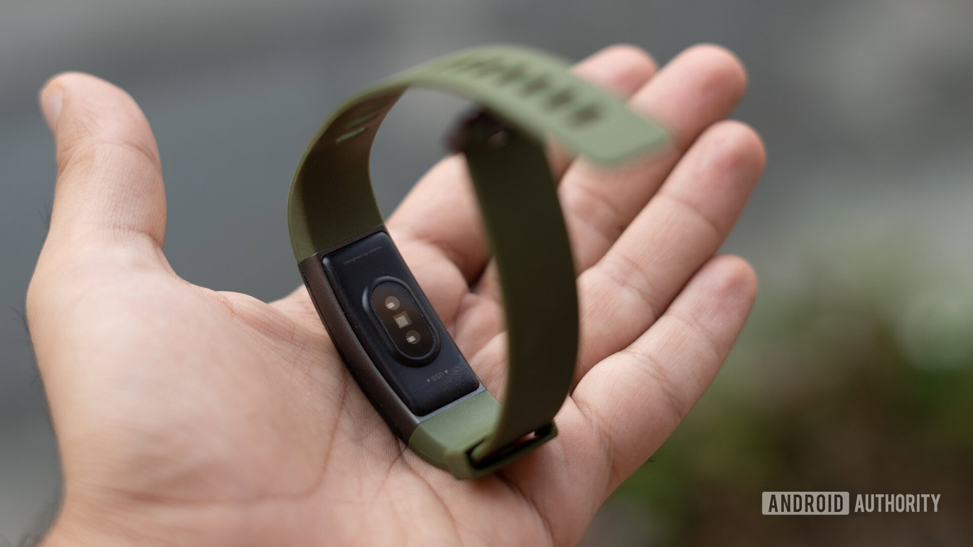 realme Band heart rate sensor and rear profile