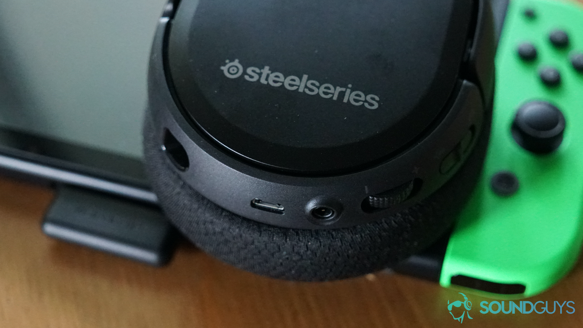 SteelSeries Arctis 1 Wireless on ear controls
