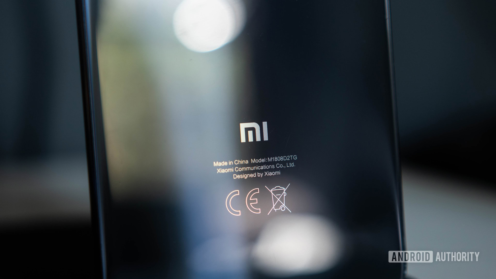 Logotipo de Xiaomi en la parte posterior de un teléfono inteligente