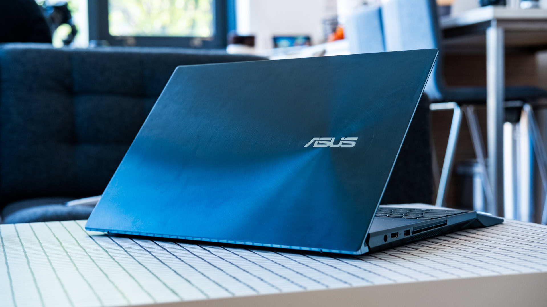 ASUS Zenbook Pro Duo lid profile