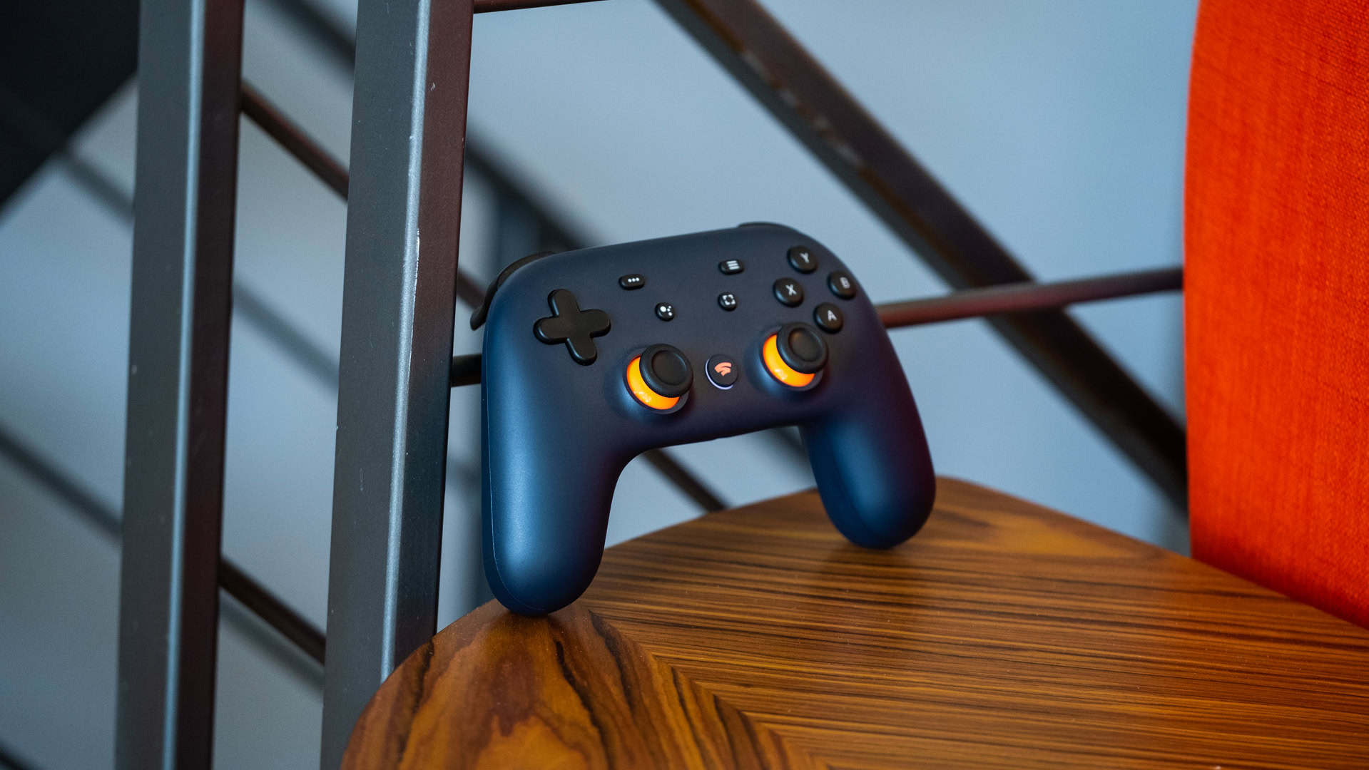 रेलिंग पर झुका Google Stadia नियंत्रक