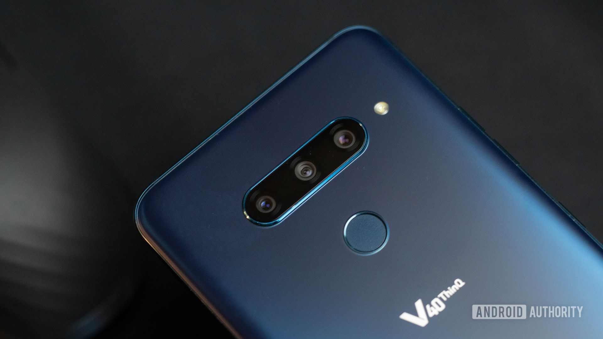 LG V40 ThinQ triple camera bump