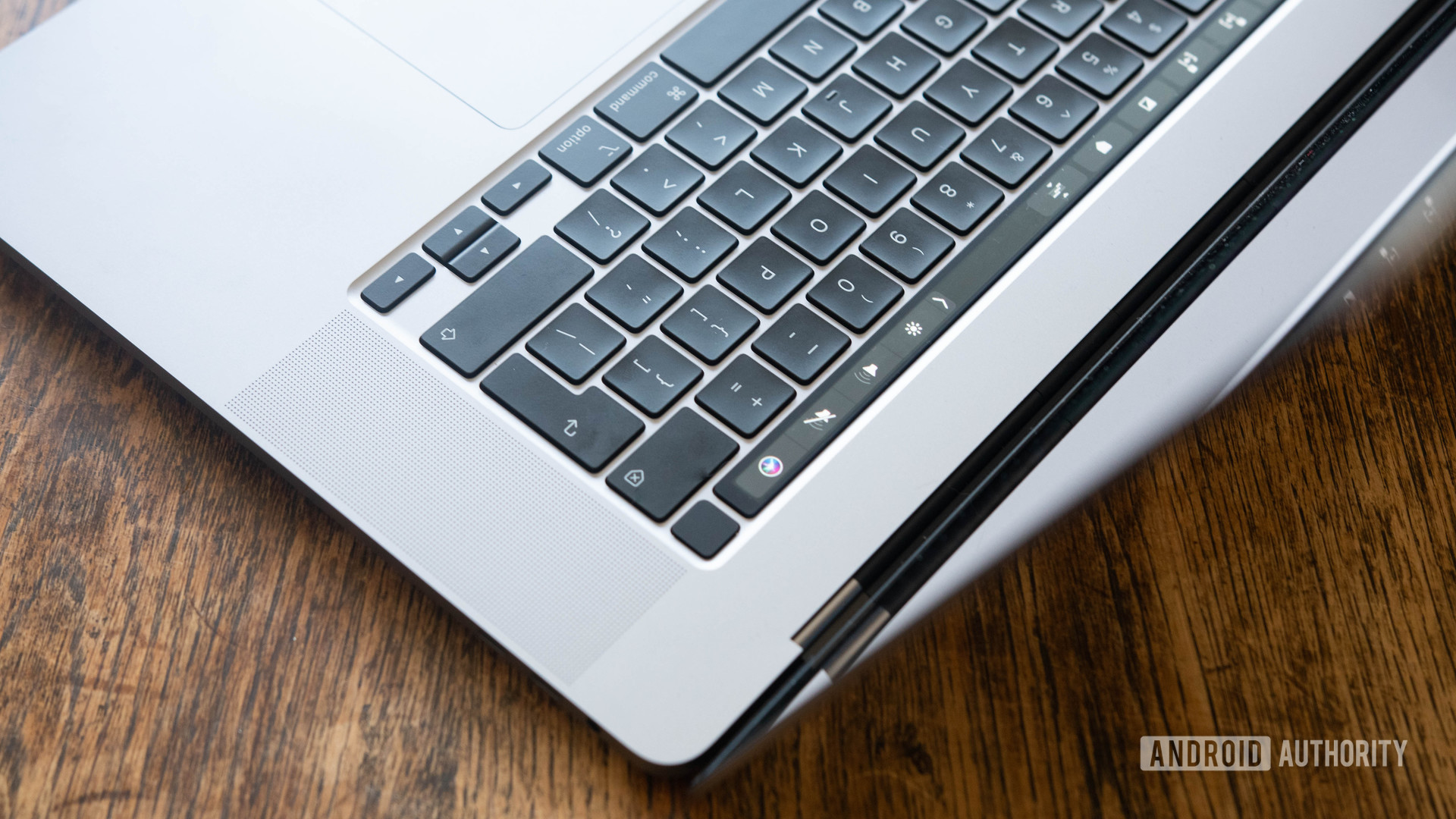 16 inch MacBook Pro Keyboard screen ports hinge