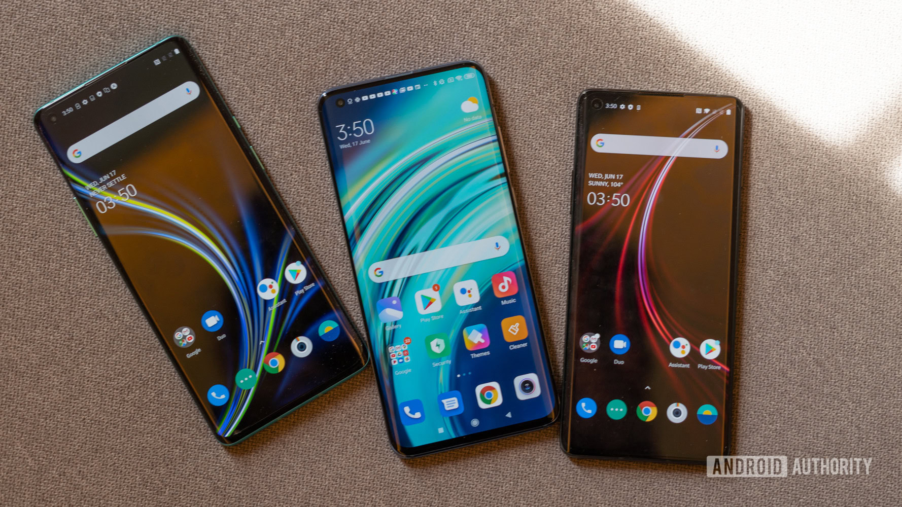 Xiaomi Mi 10 vs OnePlus 8 displays