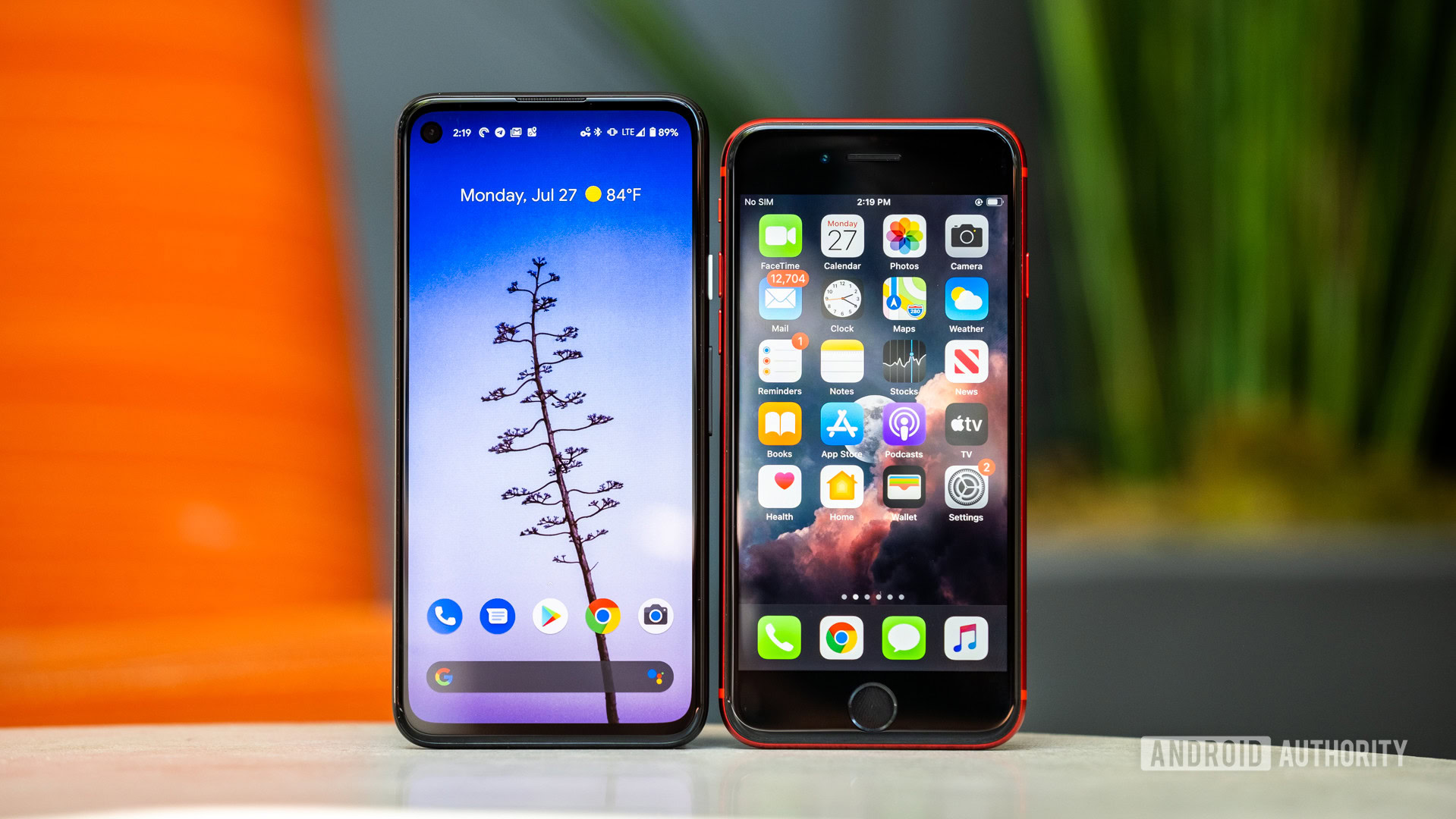 O Google Pixel 4a ao lado do iPhone SE 2020 mostrando os displays.