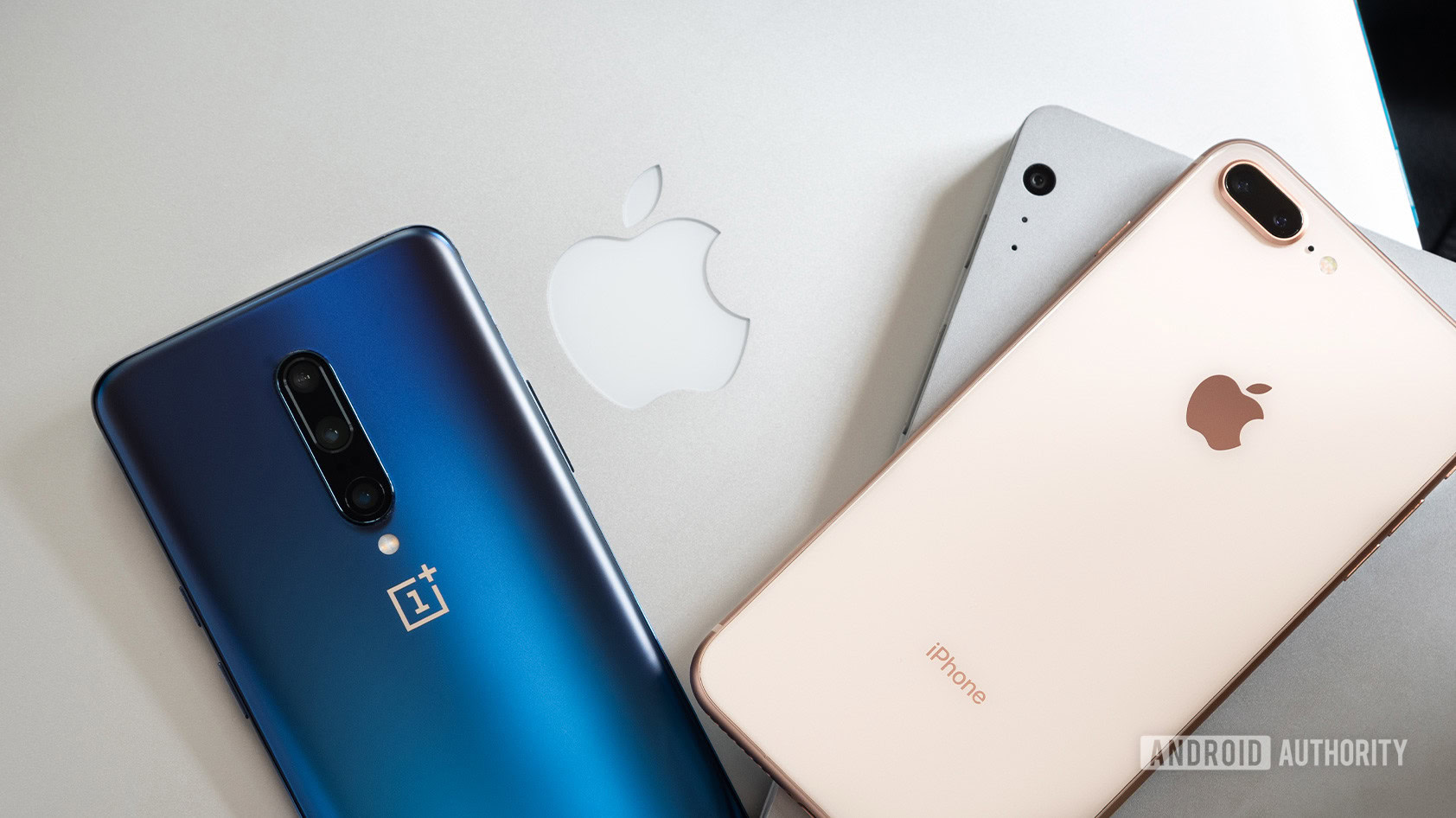 Una imagen de OnePlus 7 Pro, iPhone 7 Plus, Macbook Pro y Surface Book Pro, todos apilados uno encima del otro.