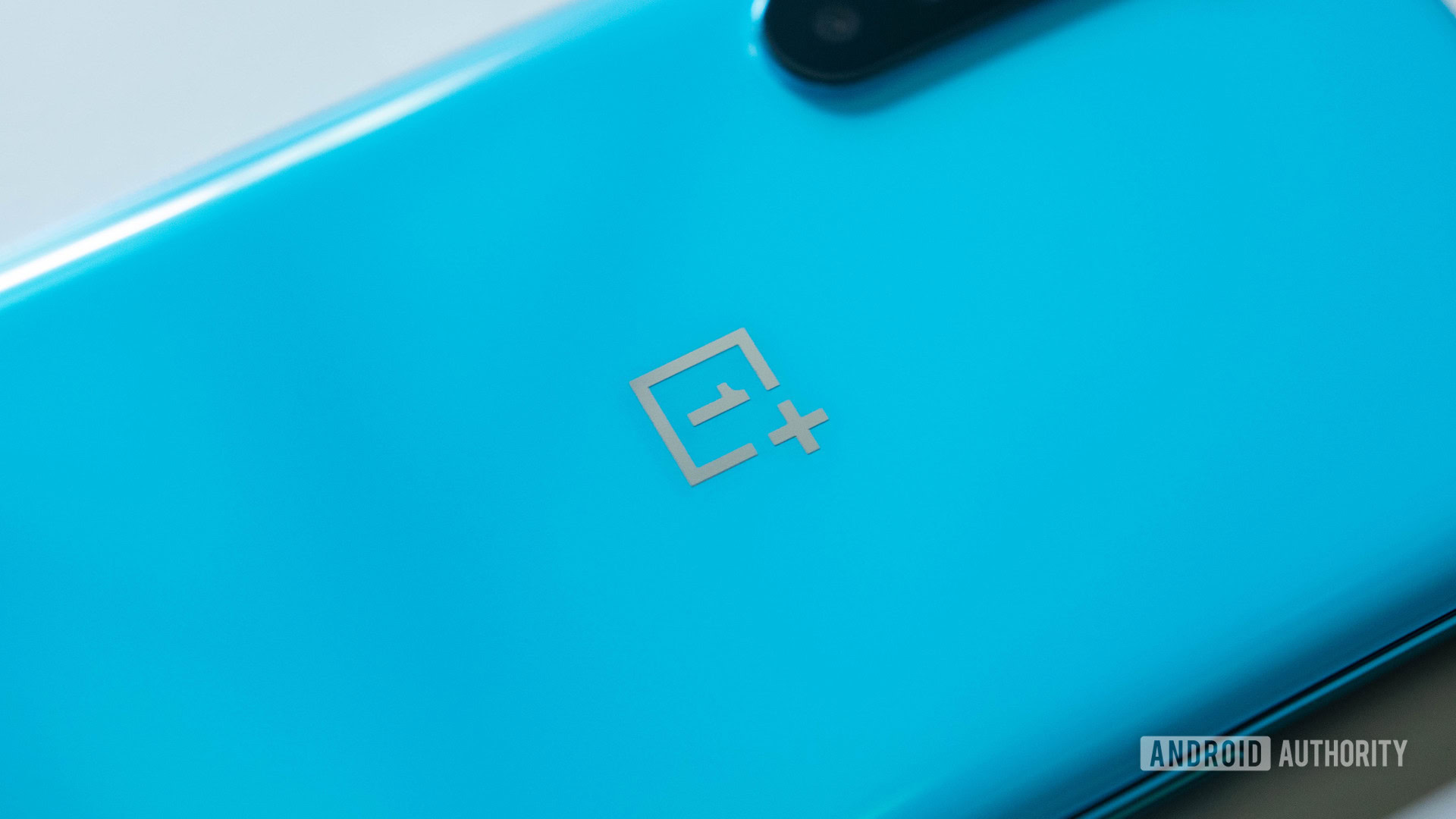 Primer plano en ángulo de OnePlus North Macro del logotipo de OnePlus