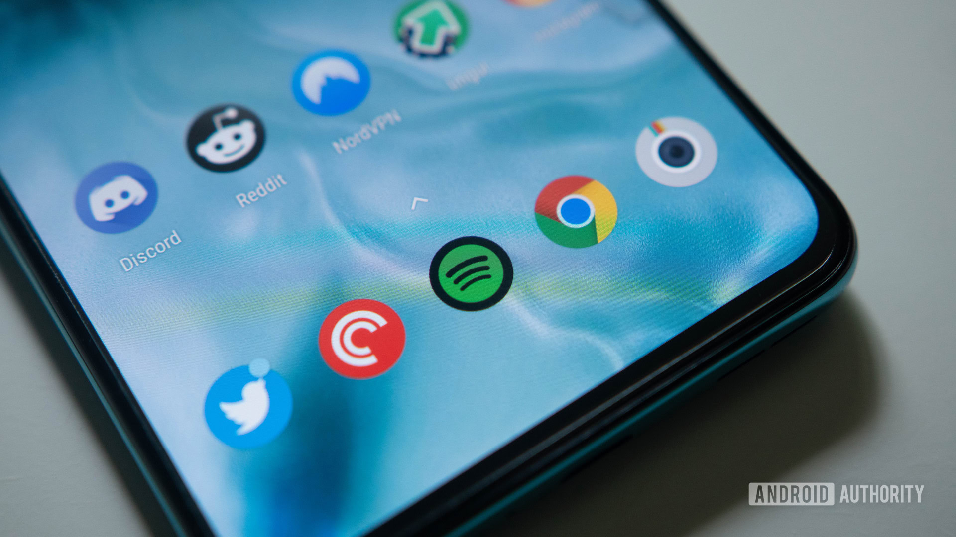 OnePlus Nord Toma macro de la pantalla de inicio con el logotipo de Spotify en el medio