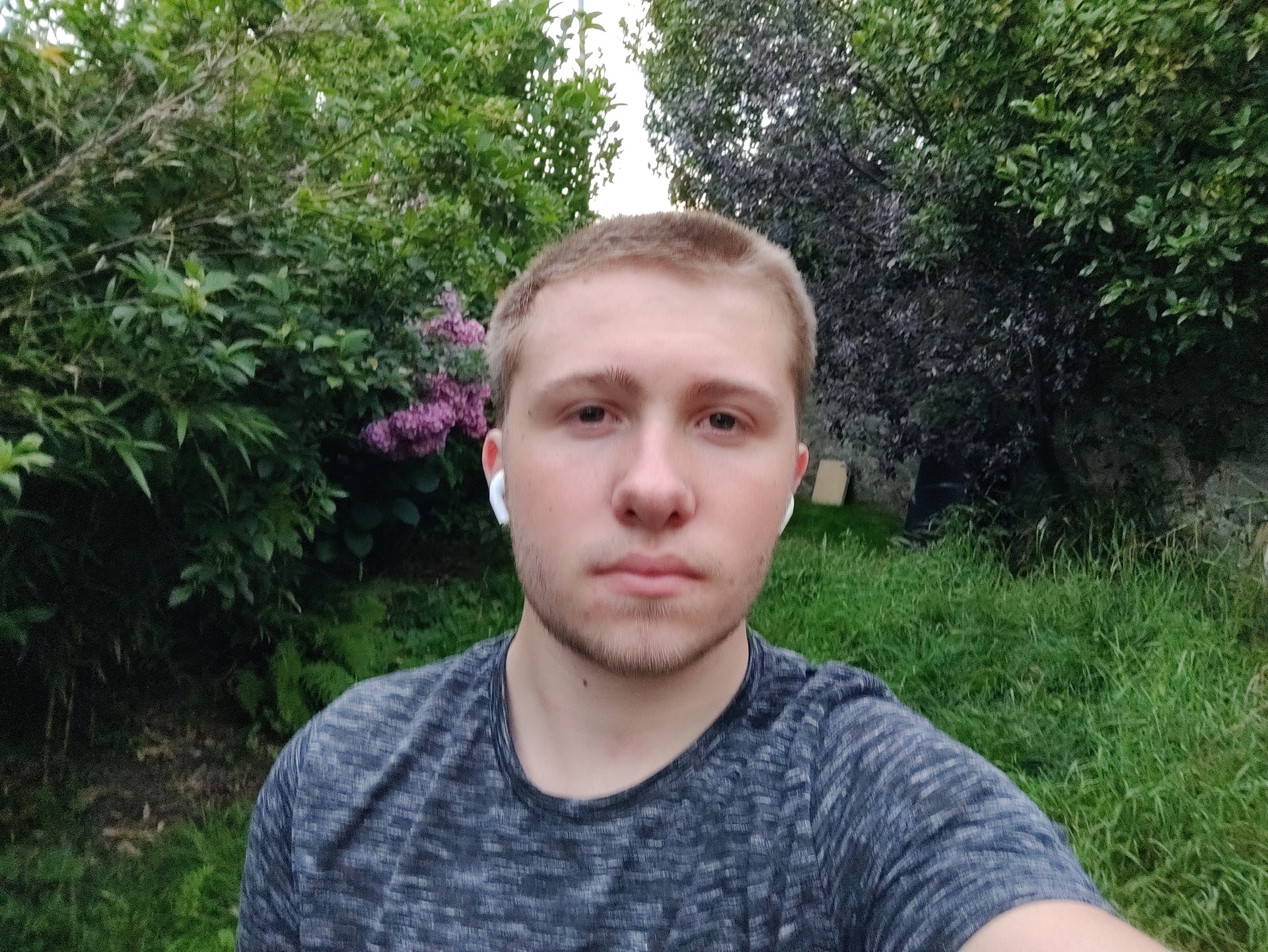 OnePlus Nord test image selfie in garden
