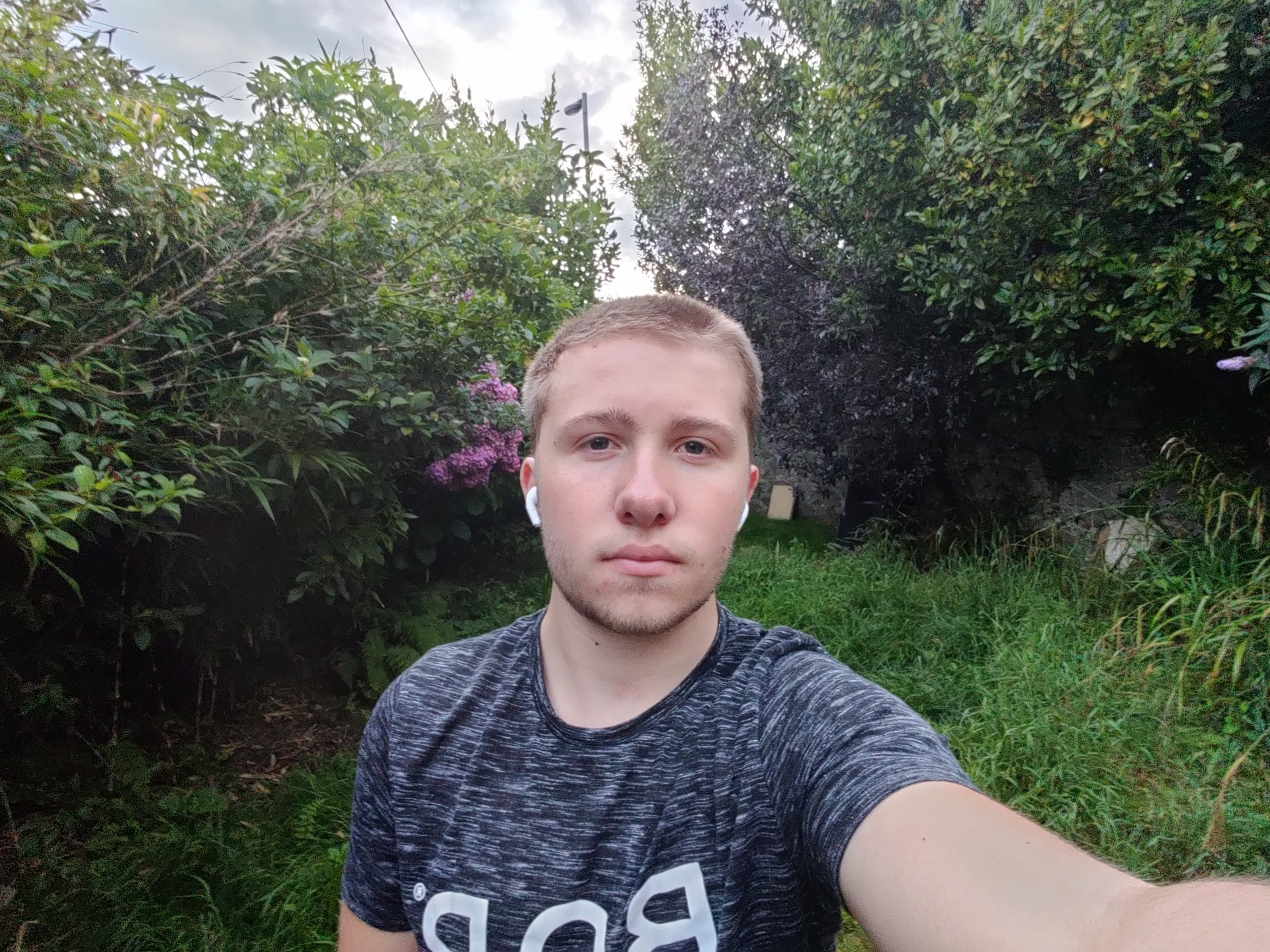 OnePlus Nord test image ultra wide selfie in garden