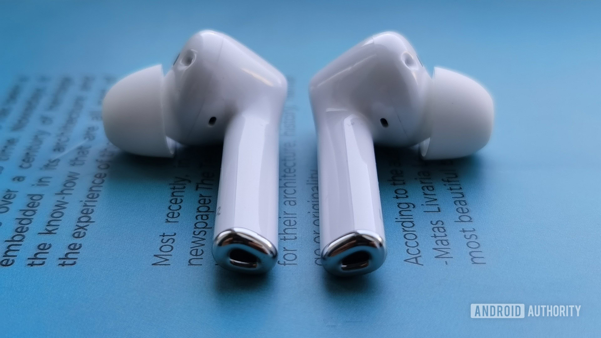 huawei freebuds 3i earbuds side by side