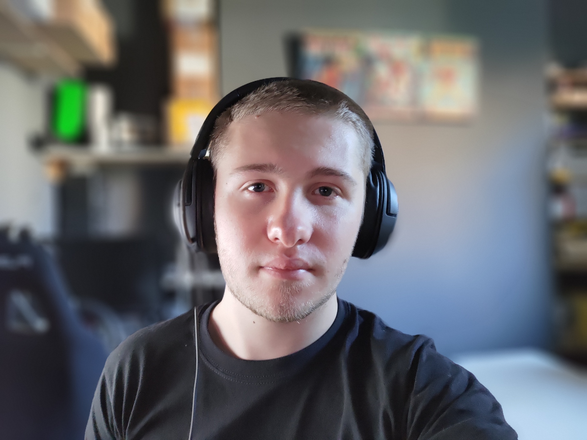 ASUS Zenfone 7 Pro main camera portrait selfie sample in low light with headphones