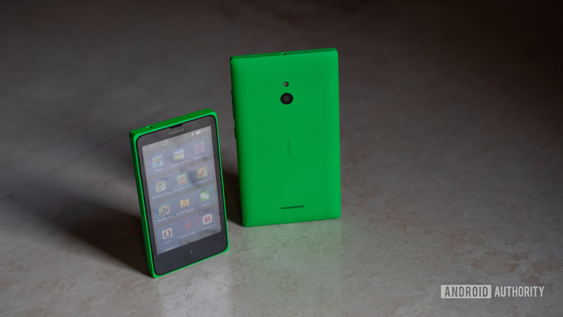 Nokia X Nokia XL profile shot showing front and back