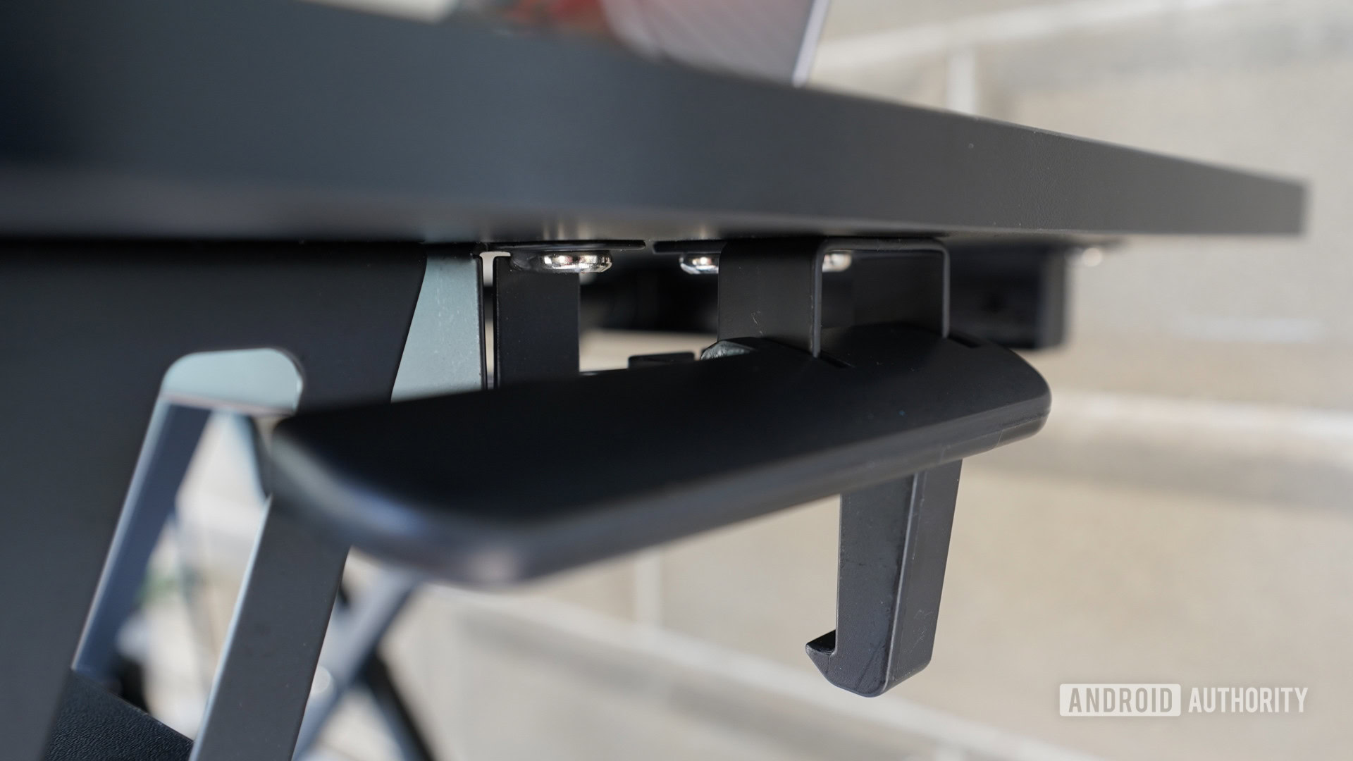 vivo Desk V000K Desk Riser latch