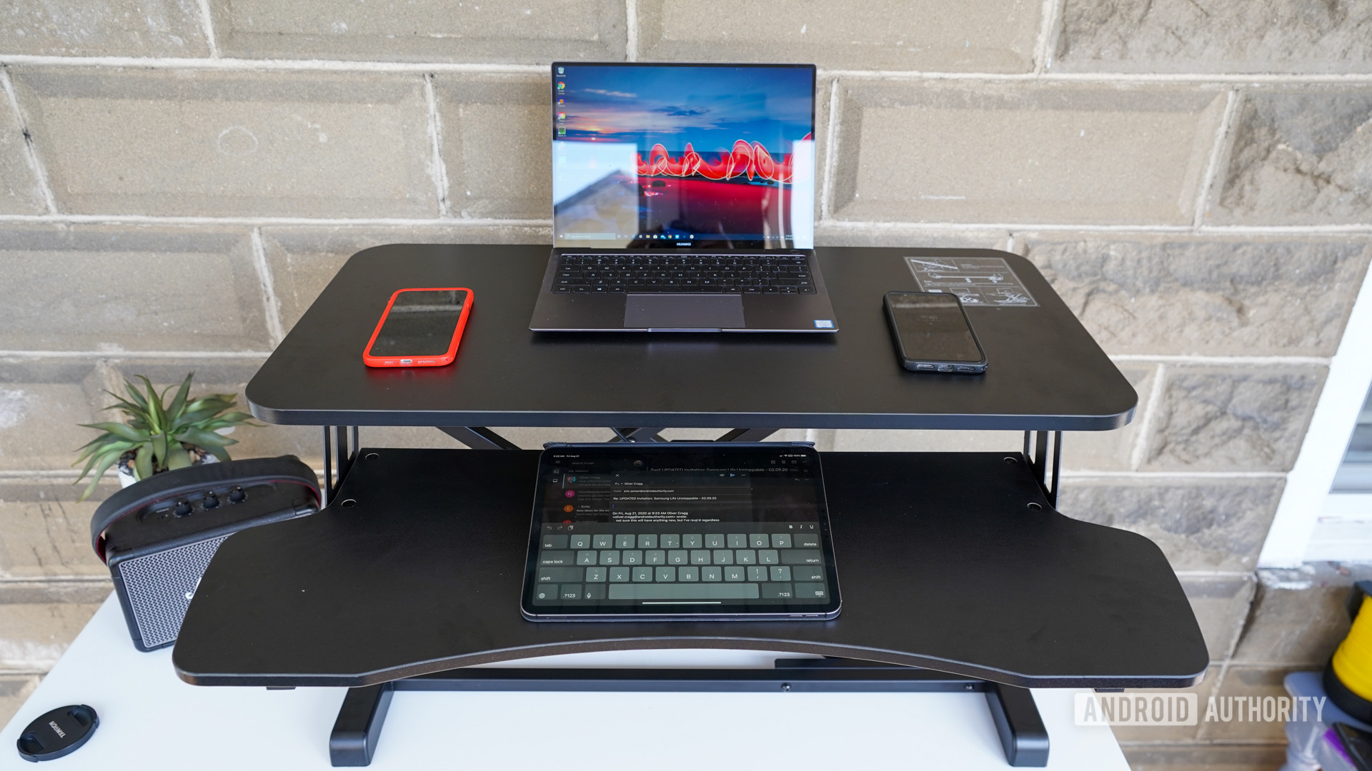 Vivo V000K standing desk review: A flexible, piston-driven option