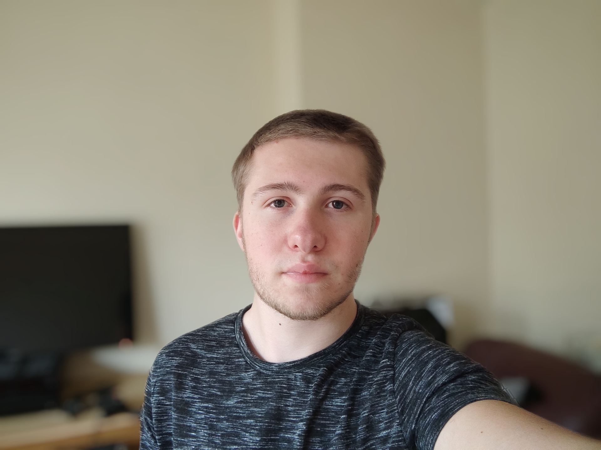 Xiaomi Mi 10 Ultra portrait selfie camera sample in a living room