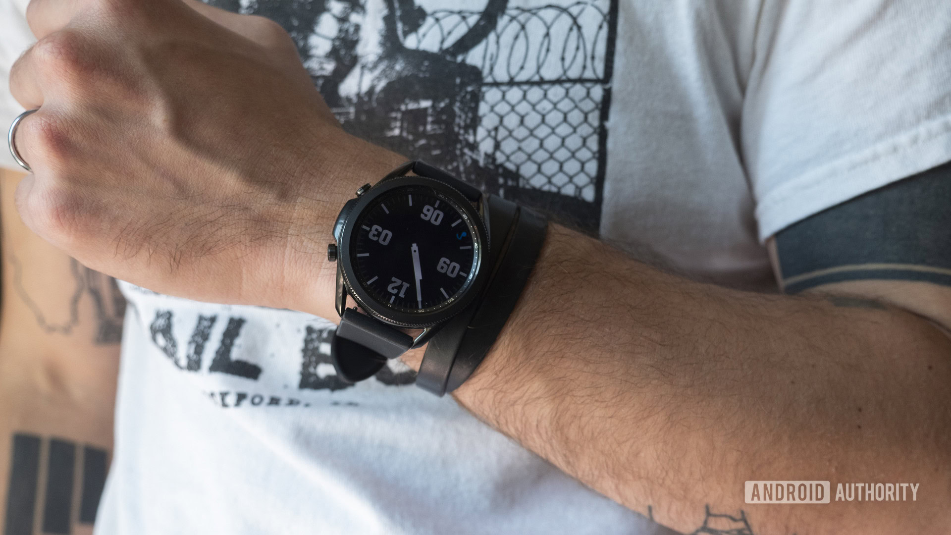 revisión de samsung galaxy watch 3 siempre en pantalla esfera del reloj en la muñeca