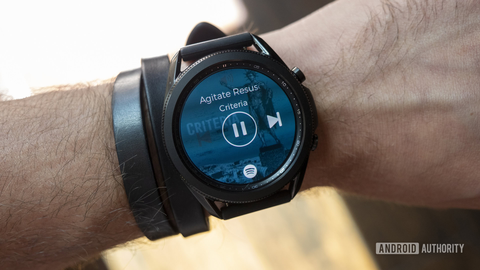 revisión de samsung galaxy watch 3 en la muñeca aplicación de música spotify