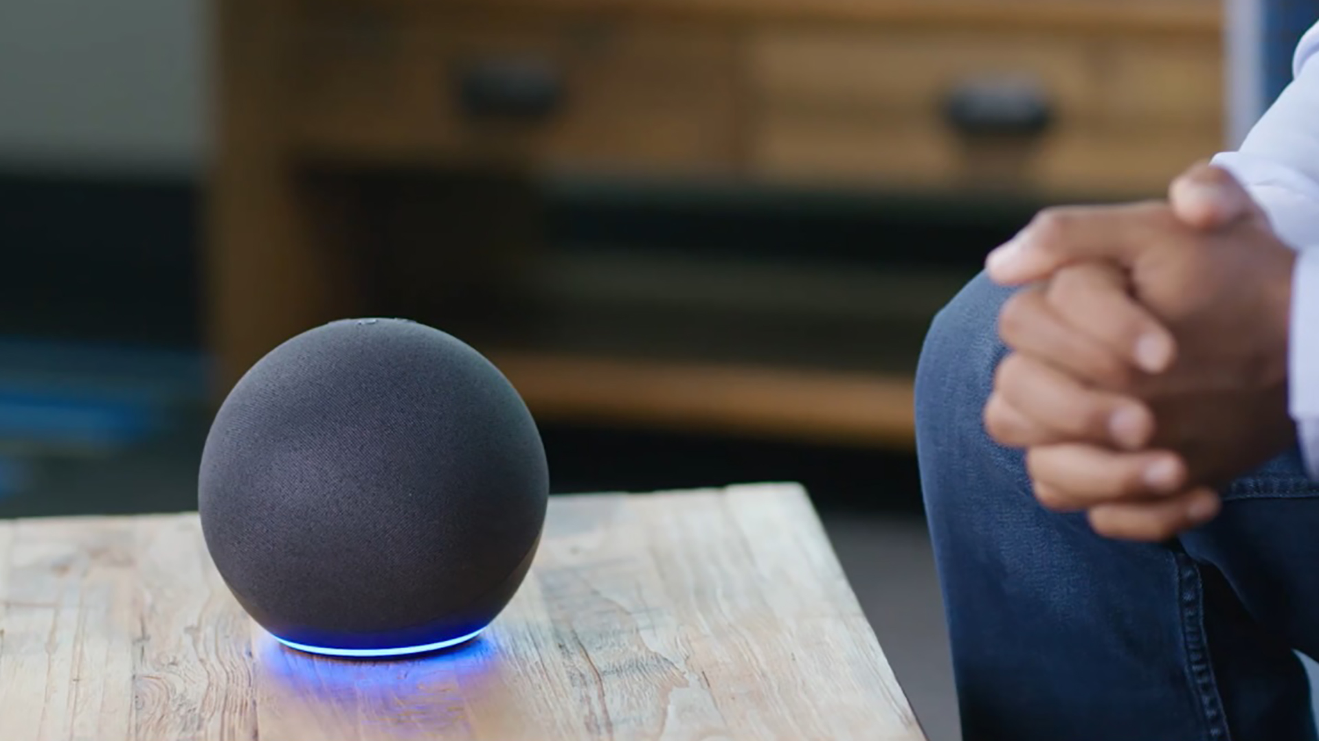 Un Amazon Echo Dot de cuarta generación en 2020