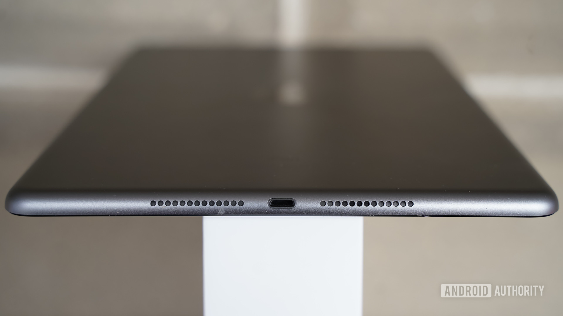 Apple iPad 2020 speakers and Lightning