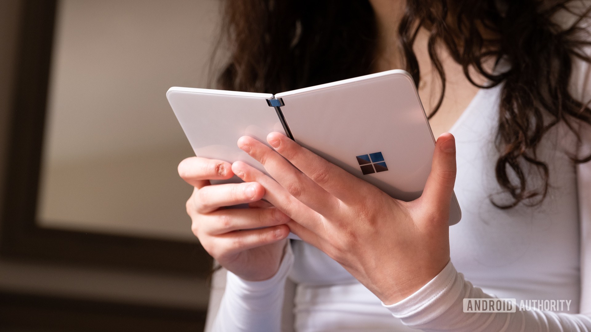 Microsoft Surface Duo dalam mode buku tangan