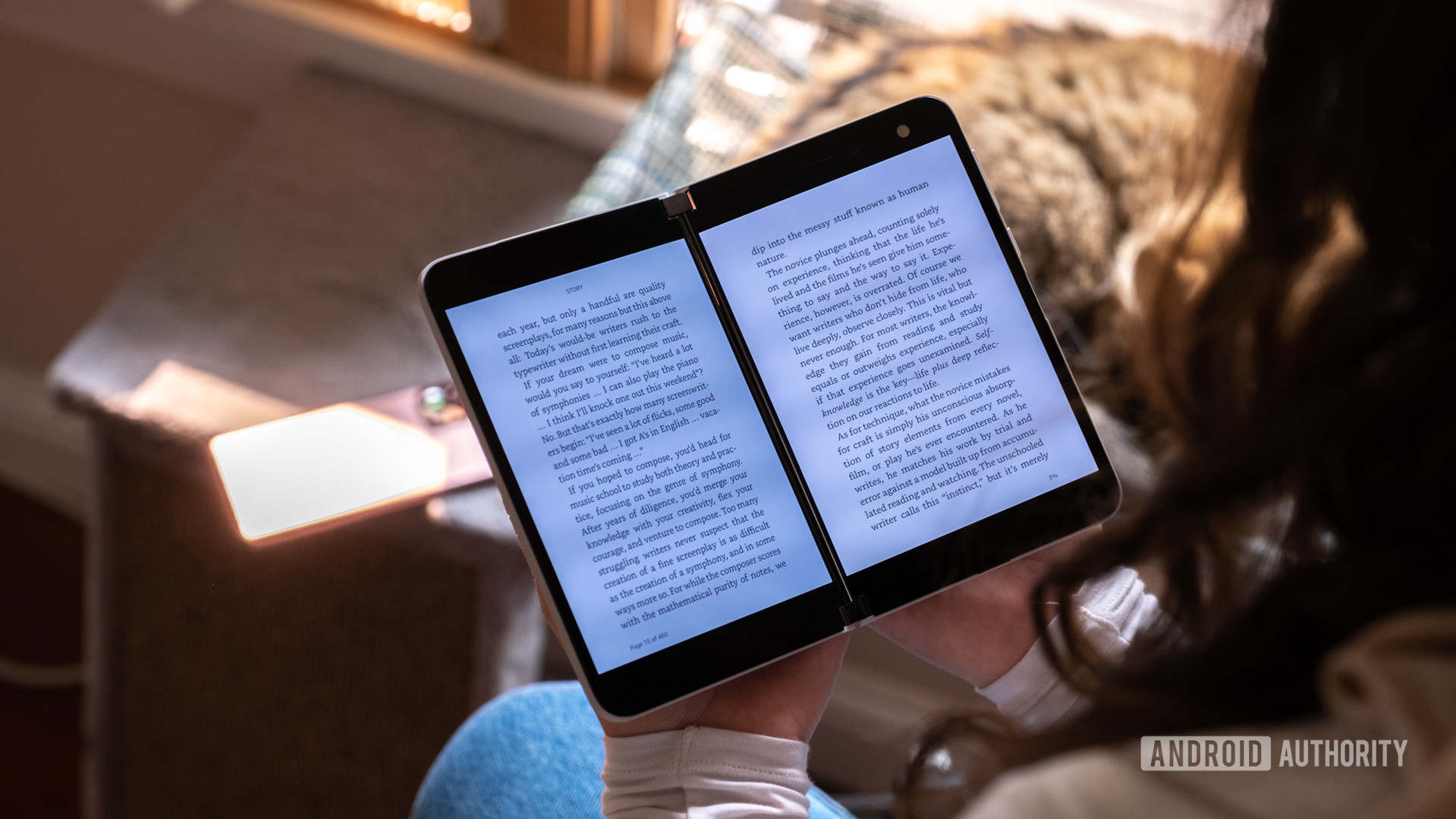 Microsoft Surface Duo membaca Kindle