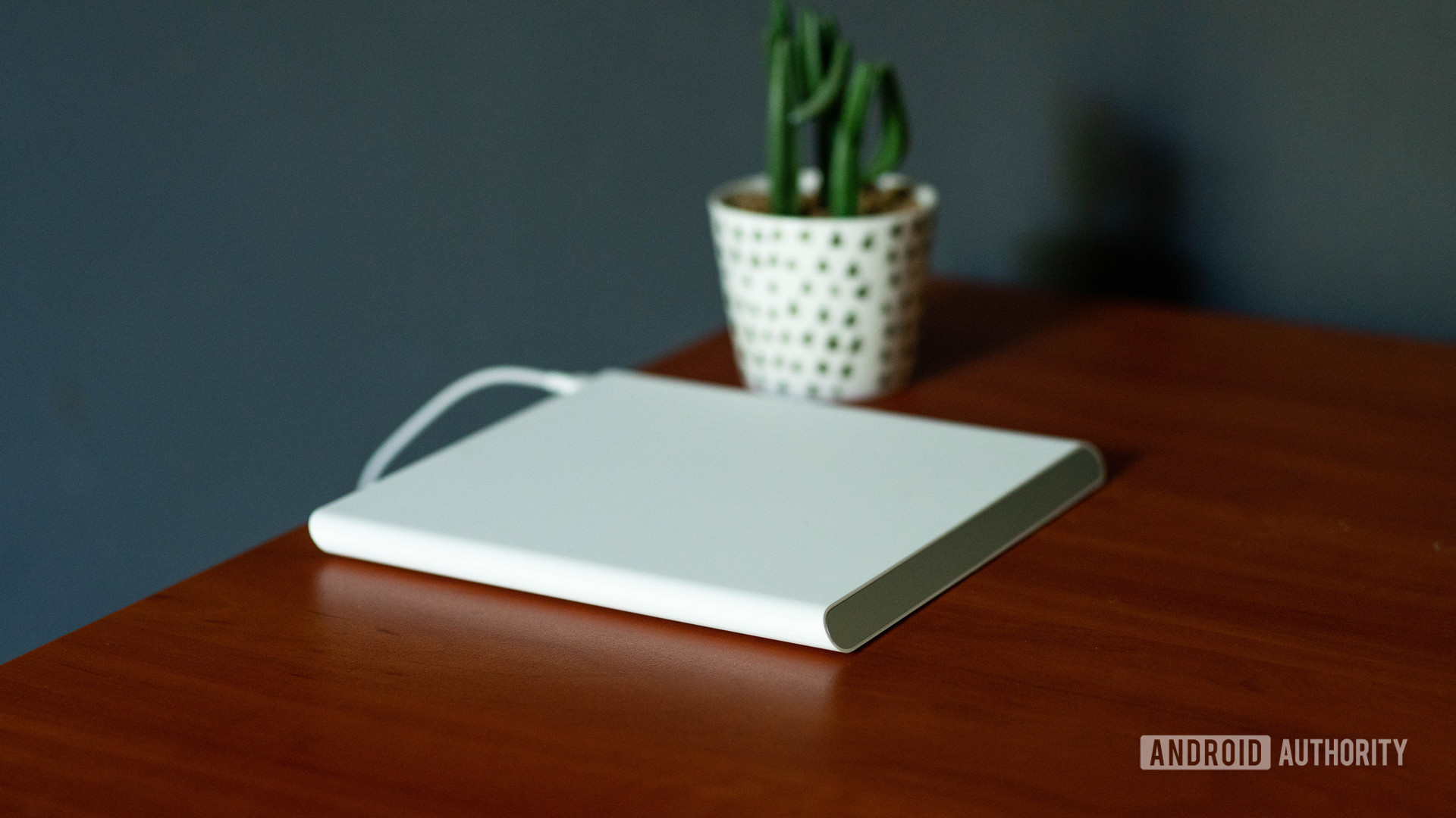 Xiaomi Mi 20W Smart Tracking Wireless Charging Pad bare on a table top