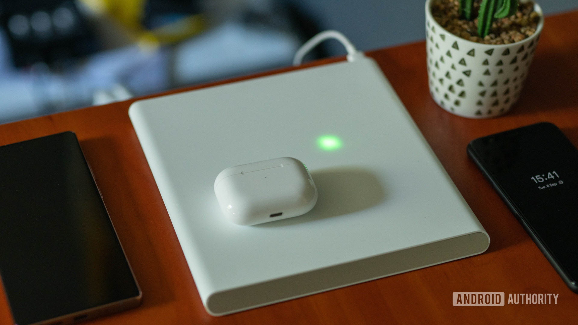 Almofada de carregamento sem fio Xiaomi Mi 20W Smart Tracking com airpods e a esfera verde em exibição