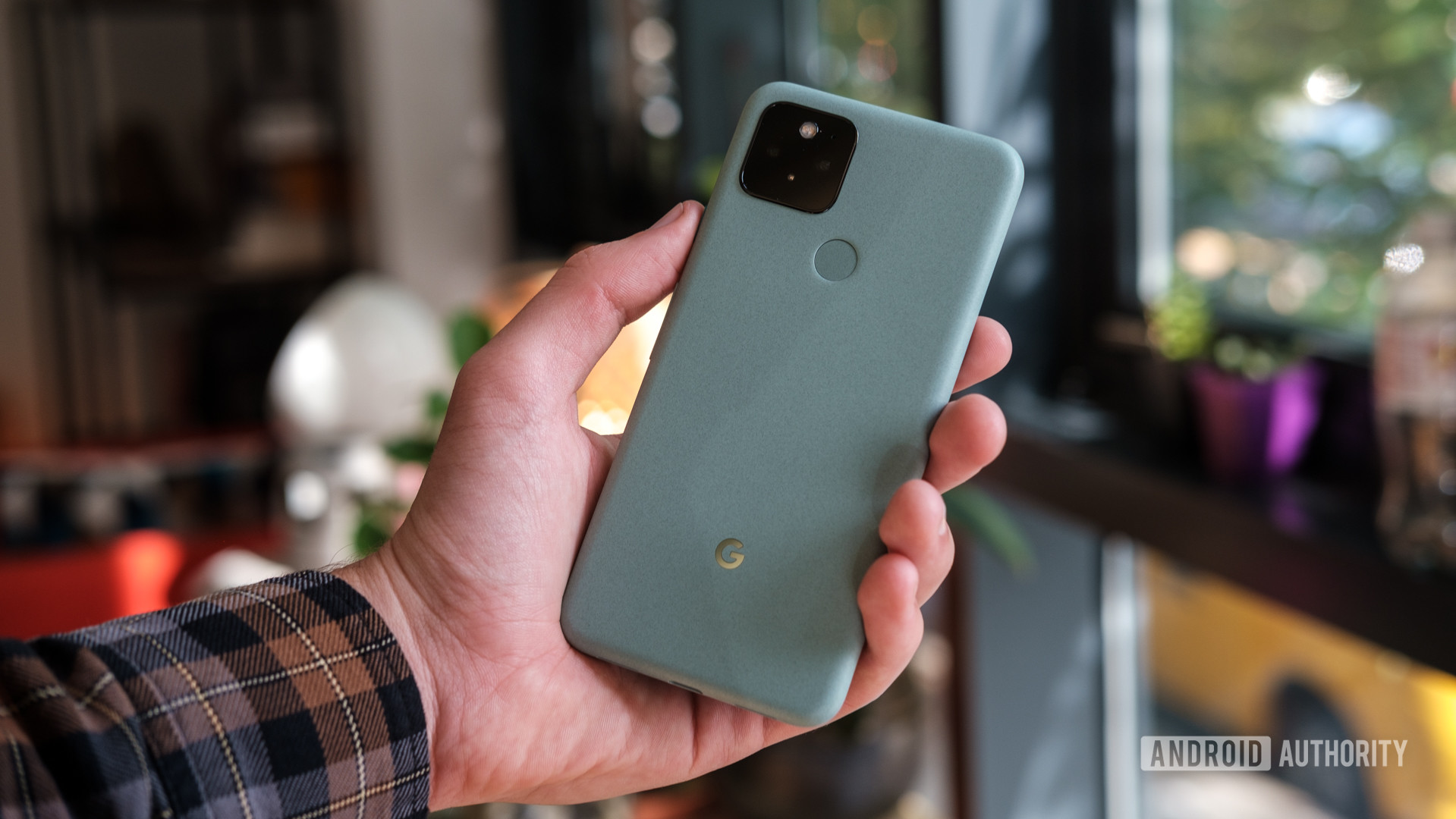 Google Pixel 5 in hand 2