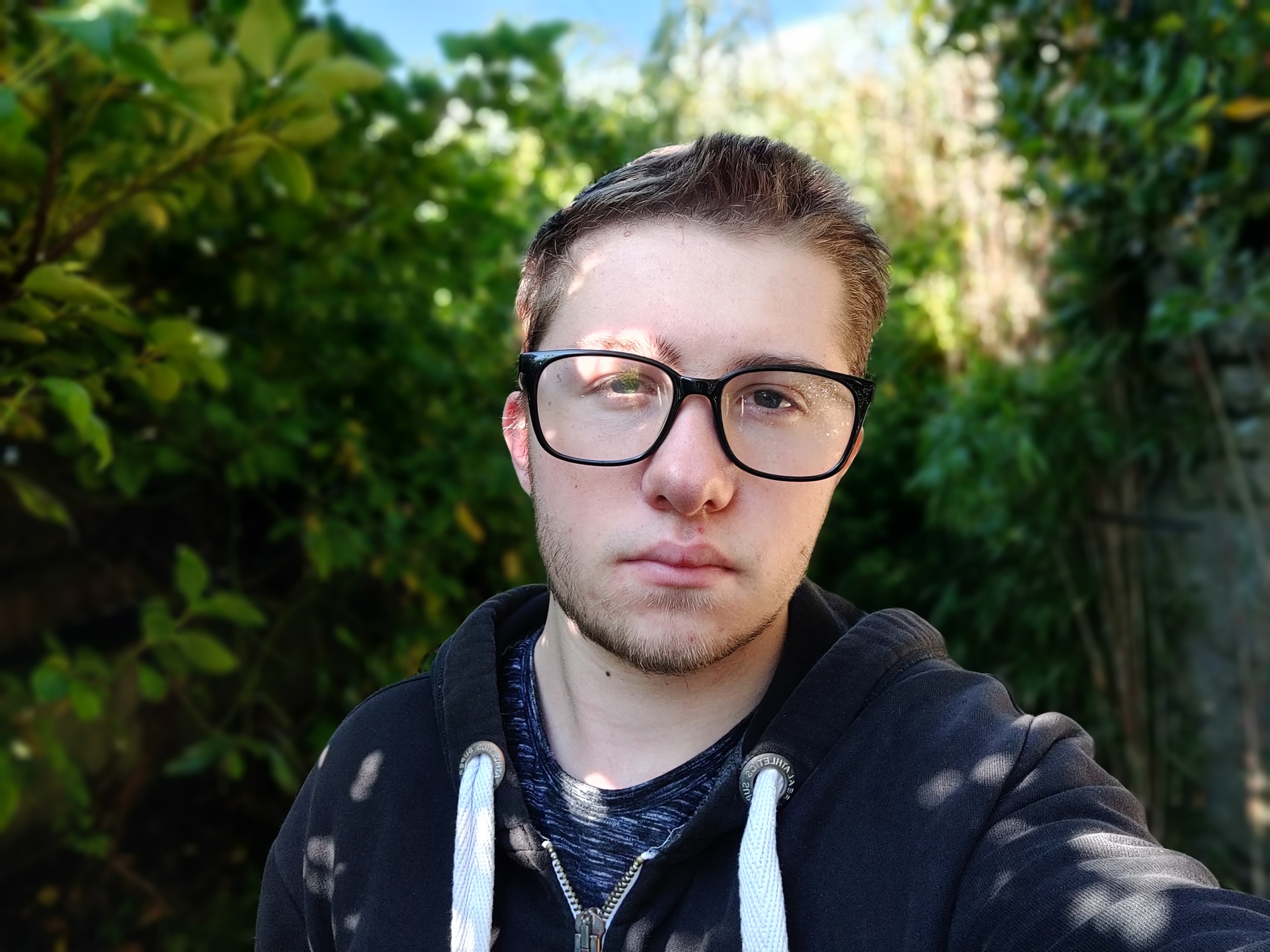 OnePlus 8T portrait camera sample outside in an HDR test