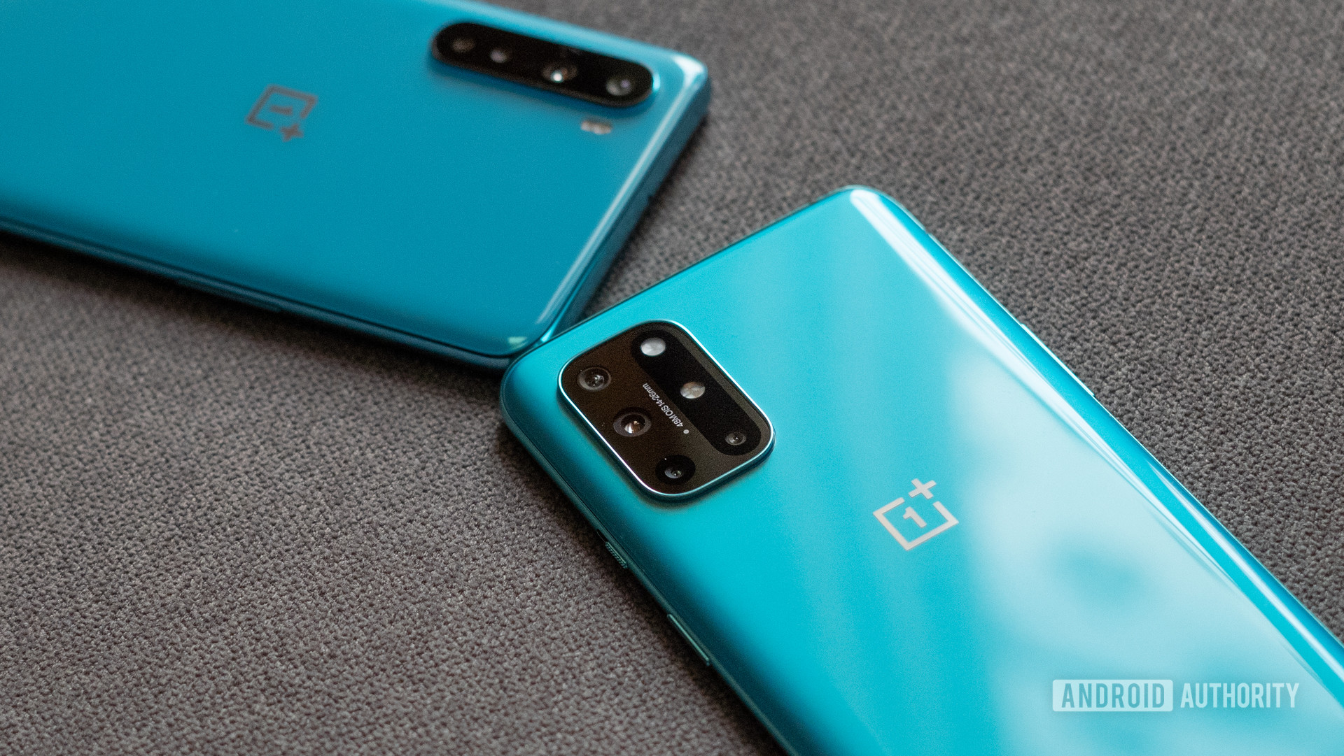 OnePlus 8T vs Nord con el logo de oneplus