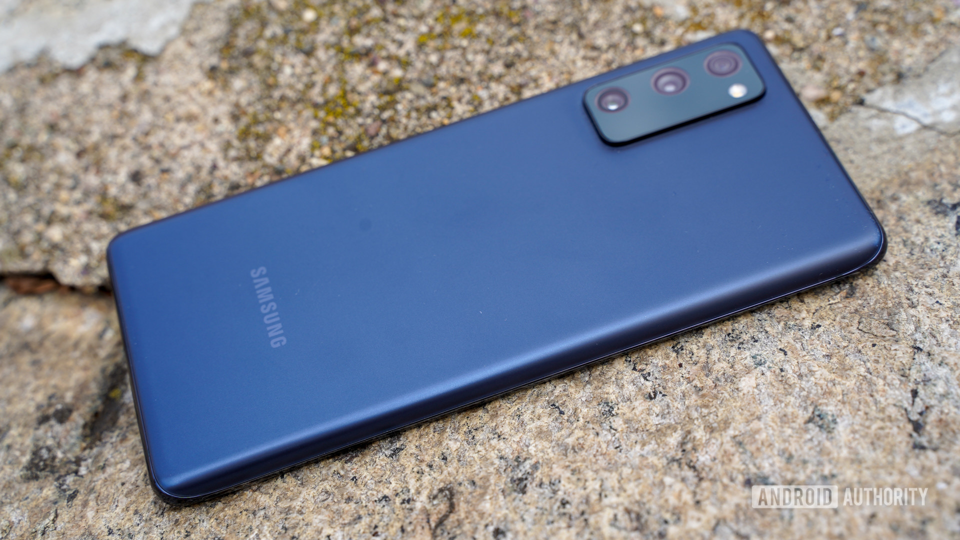 Samsung Galaxy S20 FE arka profil 2
