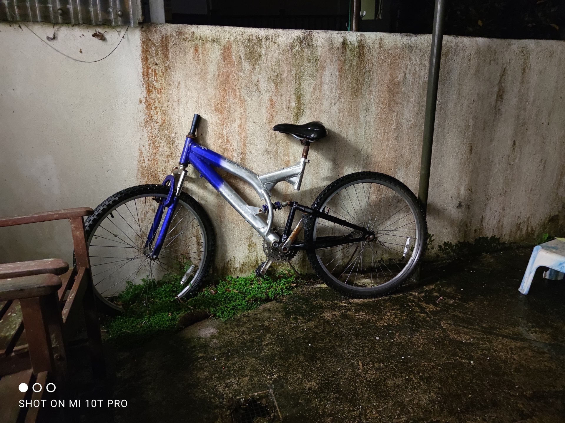 Xiaomi Mi 10T Pro night time camera sample of a bike