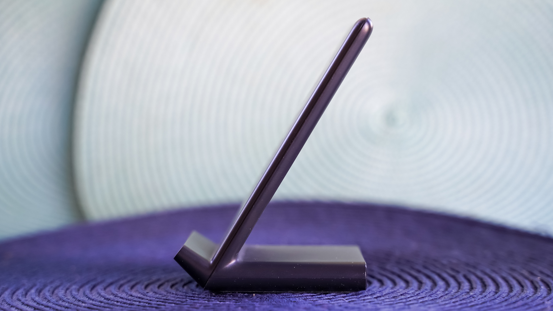 Anker PowerWave Stand side profile