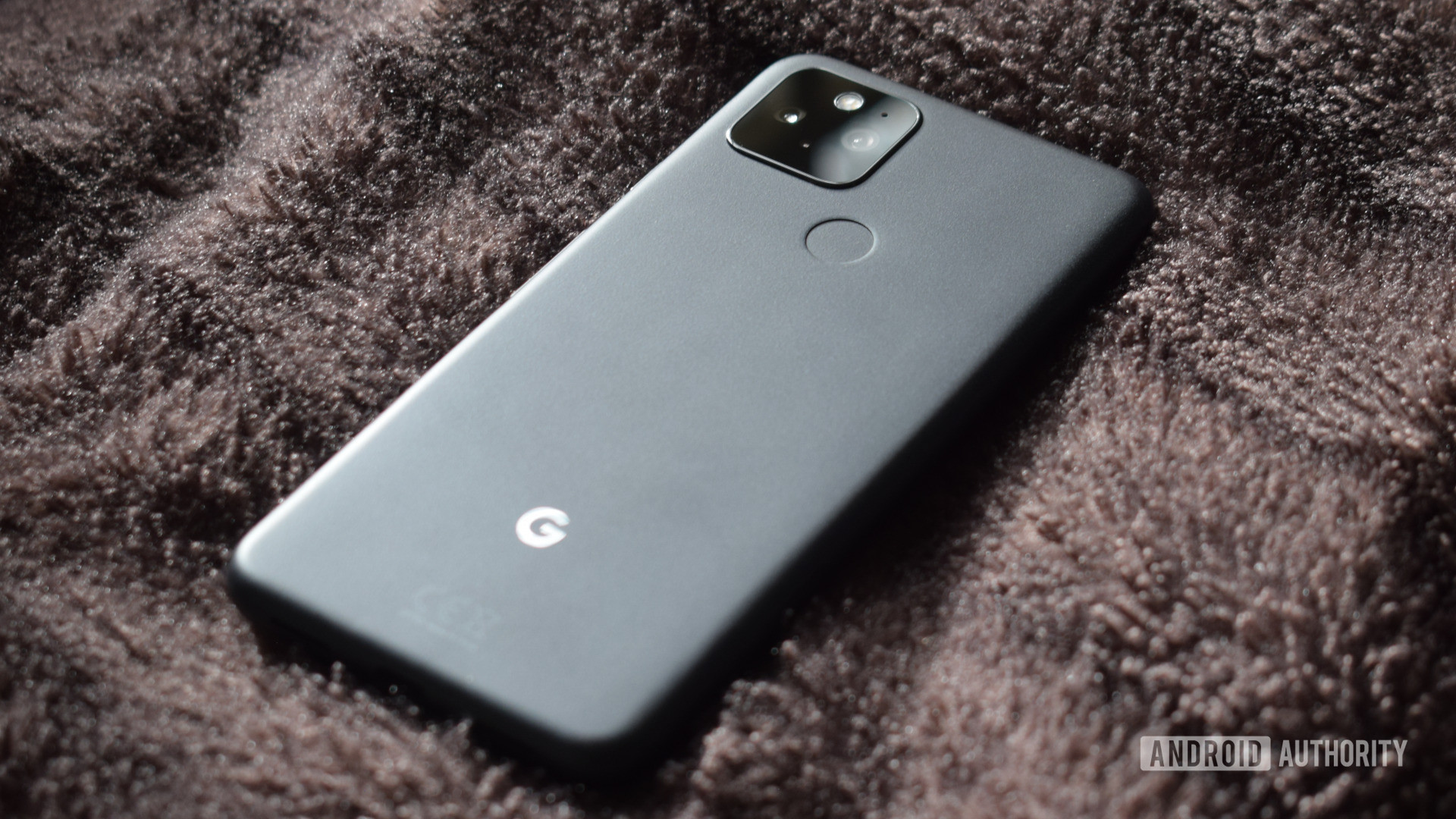 Google Pixel 5 Grey showing the back of the phone and the Google logo