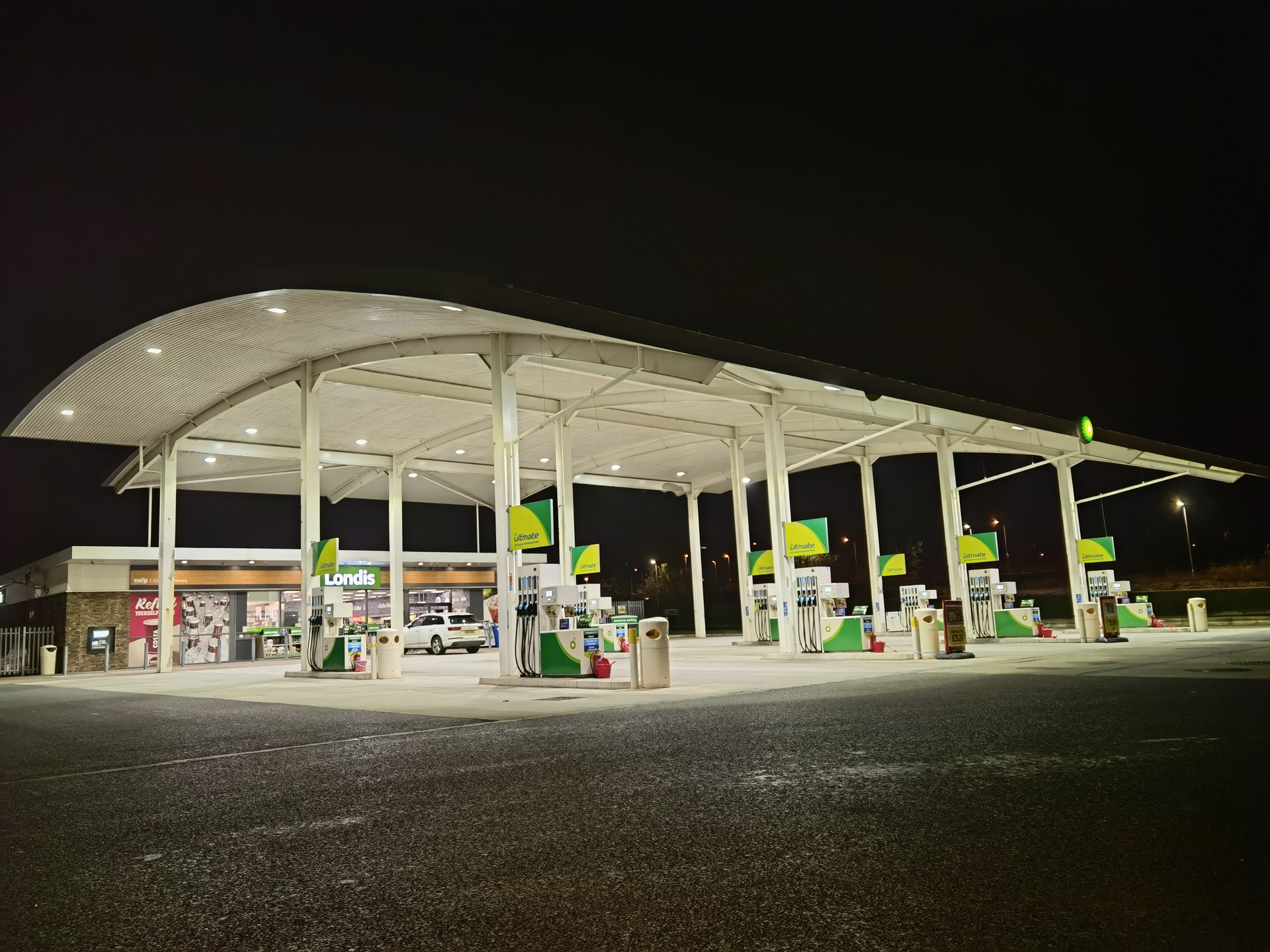 HUAWEI Mate 40 Pro shot of a fuel station