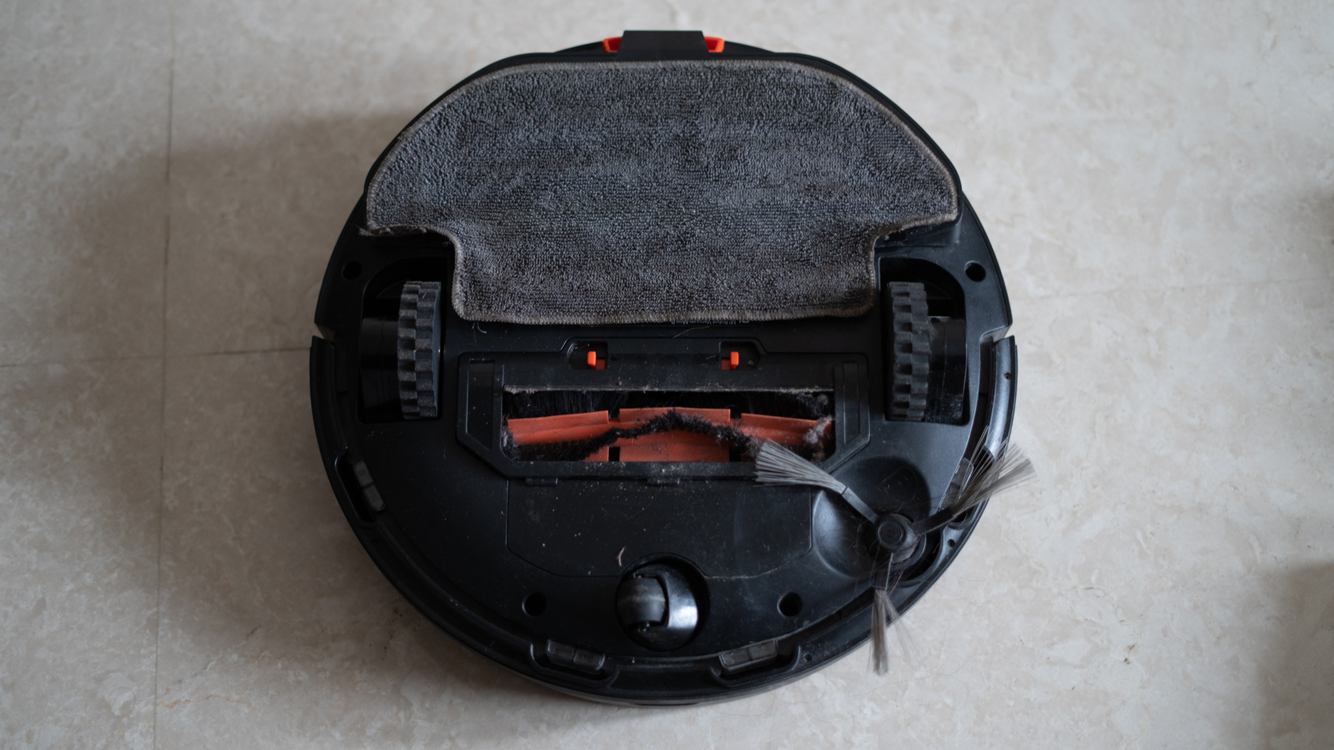 Mi Robot Vacuum Mop P showing bottom